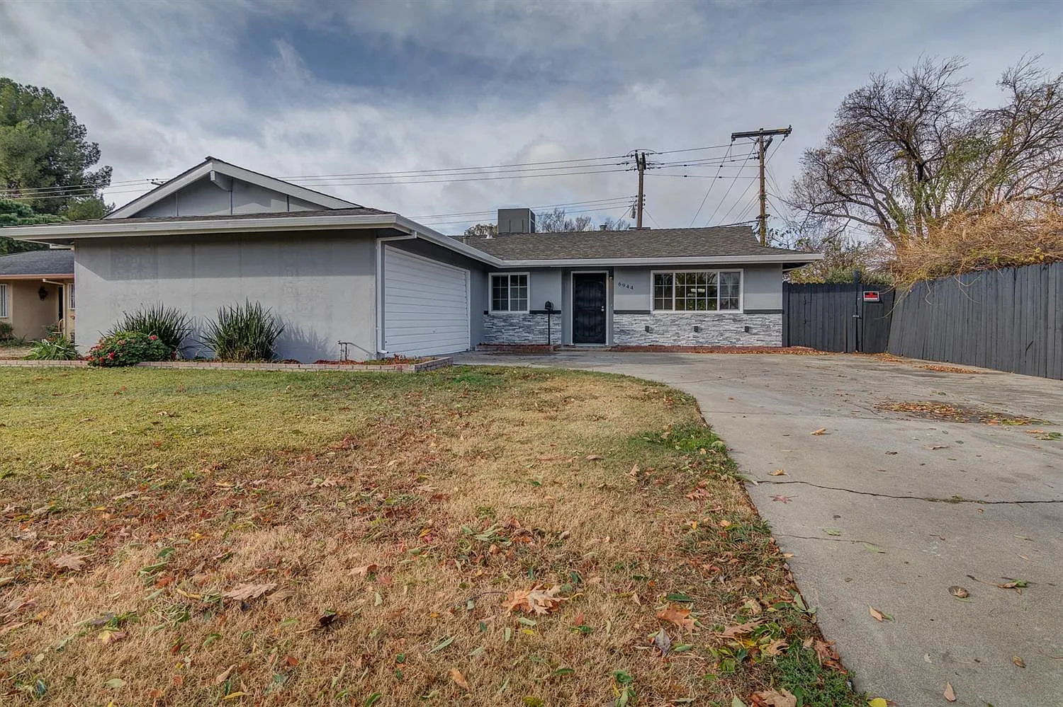 6944 Peck Dr photo 1