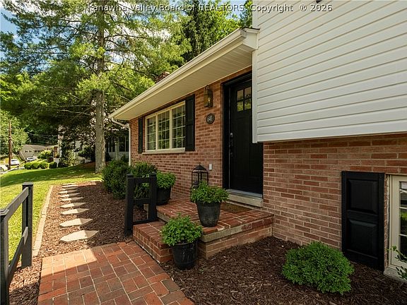 4th image of 641 Gordon Dr