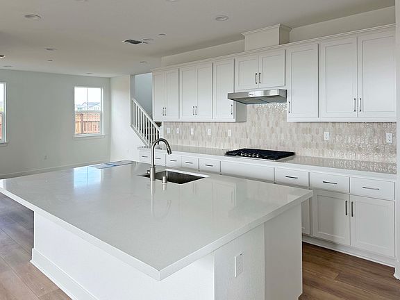 5th image of 3190 Bosworth St
