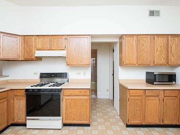 5th image of 3018 N Clybourn Ave