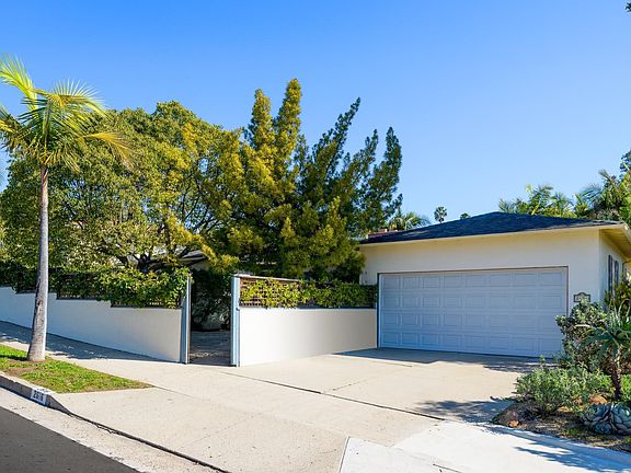 2-car garage, courtyard entry