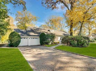 250 Revere Rd, Roslyn Heights, NY 11577