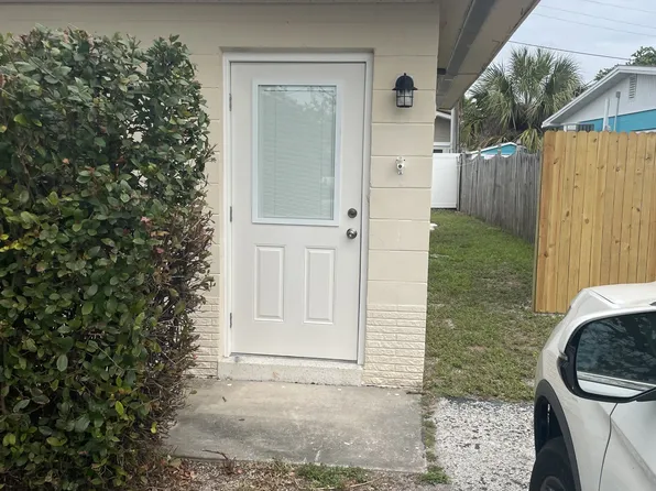 11135 2nd St E, Treasure Island, FL 33706