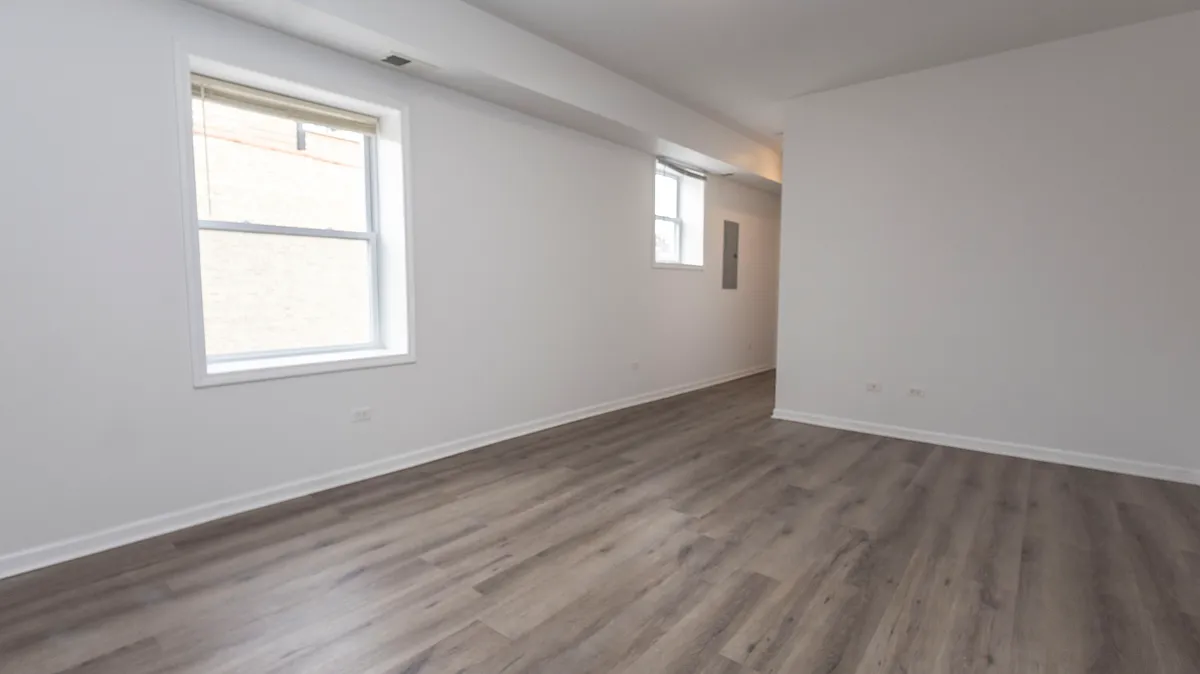 Building Photo - 2920 W Nelson St #3