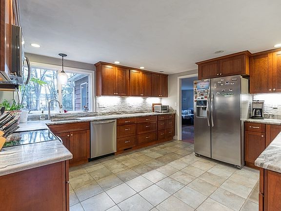 5th image of 36 Lakemans Ln
