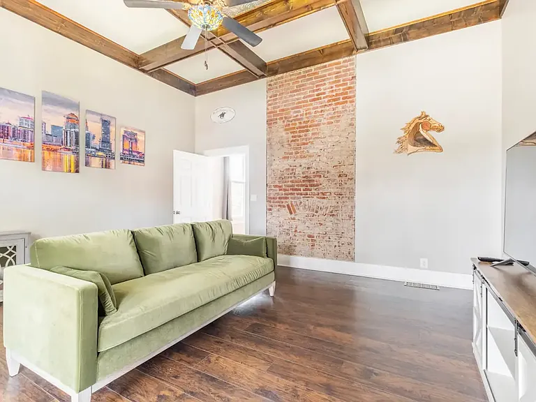 1046 Charles St — Photo 3