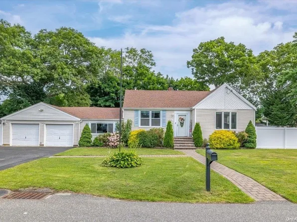 173 Leonard Street, Holbrook, NY 11741
