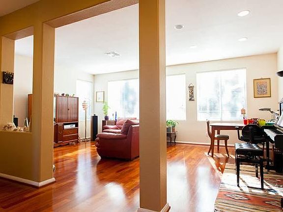 3rd image of 1537 Crescent Pl