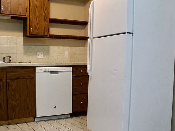 4th image of 863 Lincoln Ave APT 13
