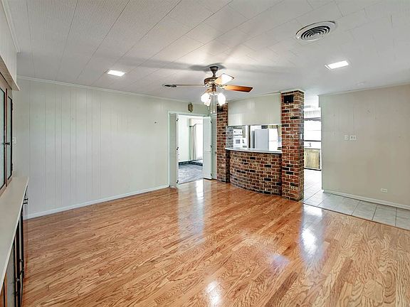 4th image of 203 Garden Dr
