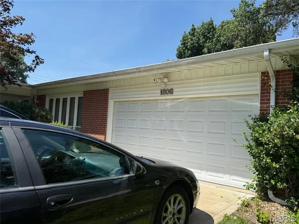 1805 Aqueduct Dr, Florissant, MO 63033