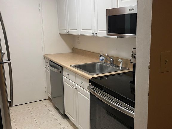 F7 Kitchen // dishwasher, stove, microwave