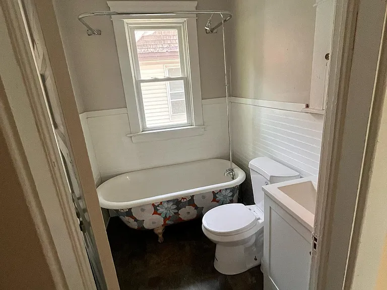 10922 Tacoma Ave — Photo 3