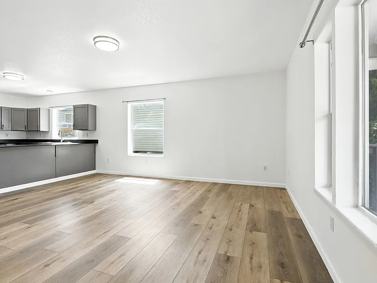 10033 N Lombard St — Photo 7