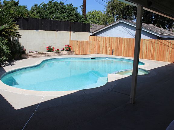 5th image of 10129 Scoville Ave
