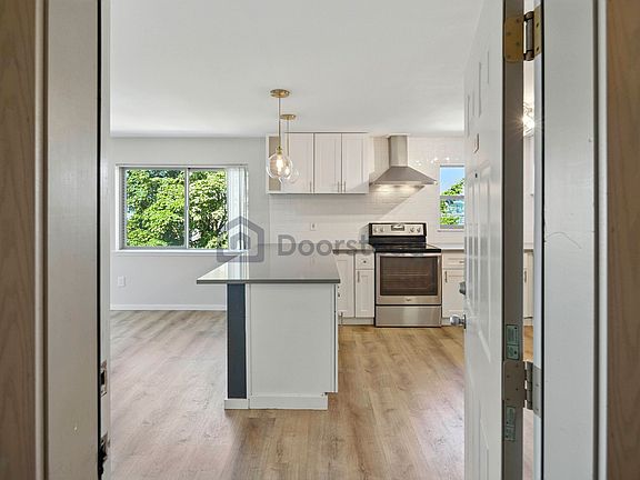 4th image of 601 Summit Ave E APT 401