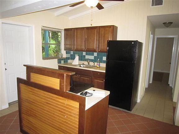 2nd image of 915 NE 126th St