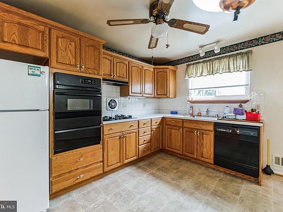 3rd image of 404 Sacred Heart Ln