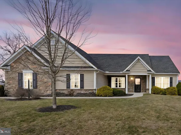 413 Sunrise Dr, Fredericksburg, PA 17026