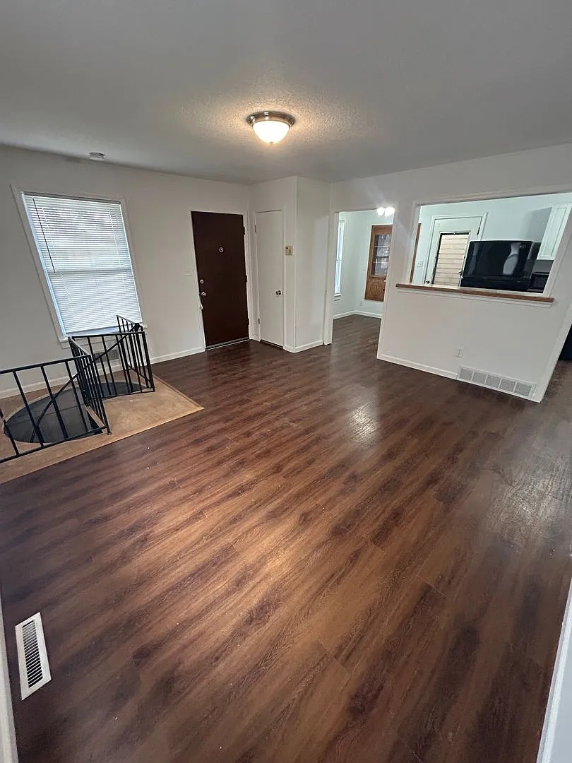 Spacious 3-Bedroom Home with 2-Car Garage & Screened Porch — Photo 4