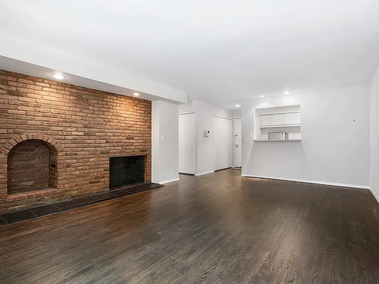 313 W 22nd St #LD — Photo 2
