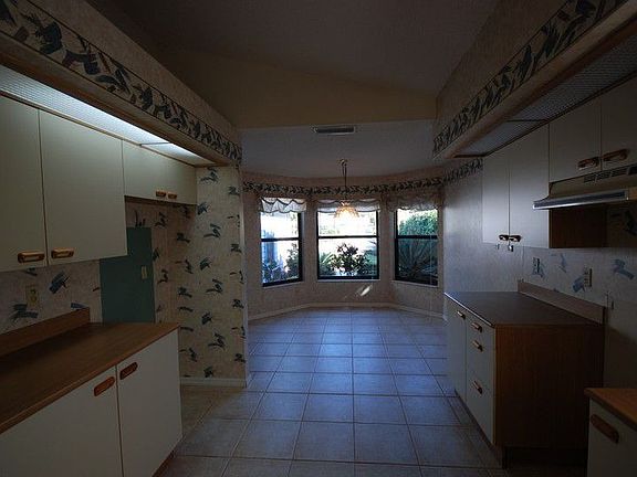 3rd image of 999 Heatherwood Ct