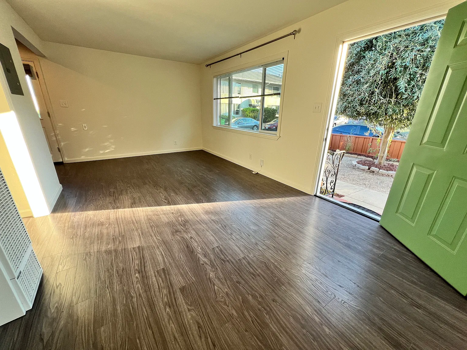Studio, 400 sqft, $2,500 — Photo 2