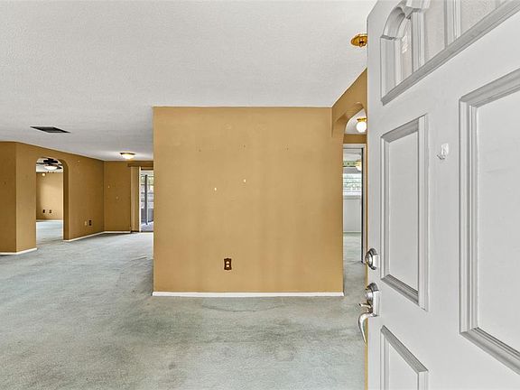 5th image of 10730 Queens Rd