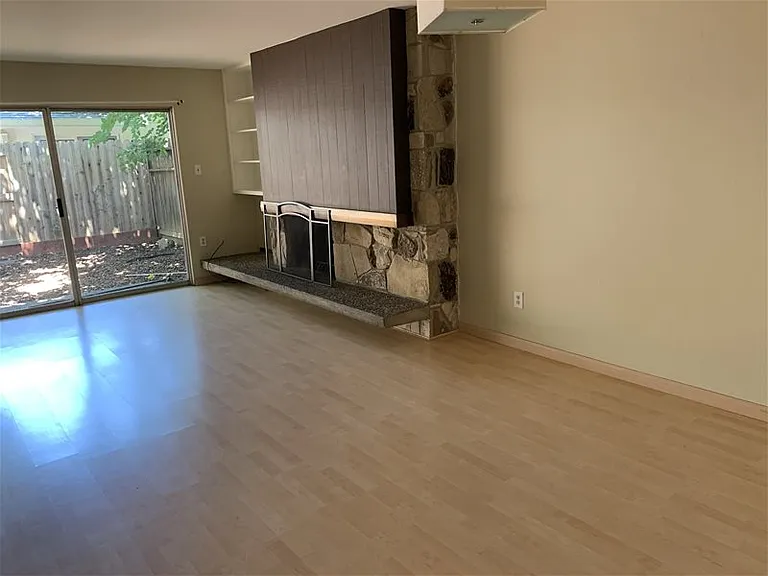 707 Hawthorne Ln — Photo 5