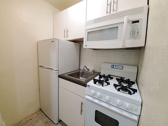 2nd image of 319 W 13th St #B3