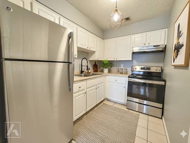 Carriage House Apts — Photo 77