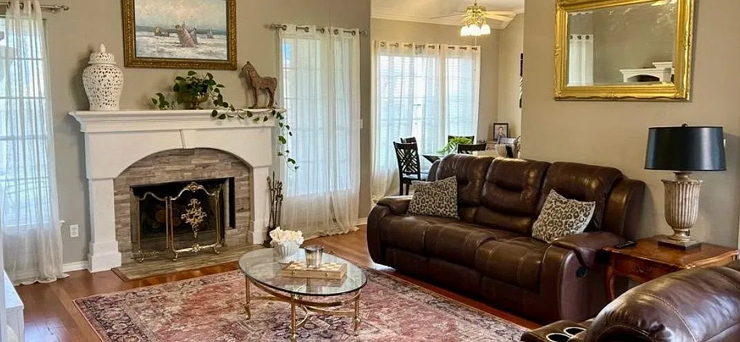 3 bed, 2.0 bath, 1991 sqft, $2,400 — Photo 3