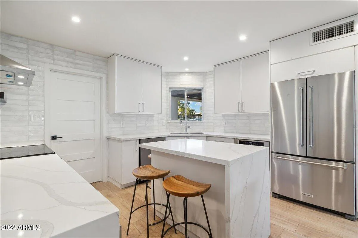 2 bed, 2.0 bath, 2032 sqft, $6,000 — Photo 3