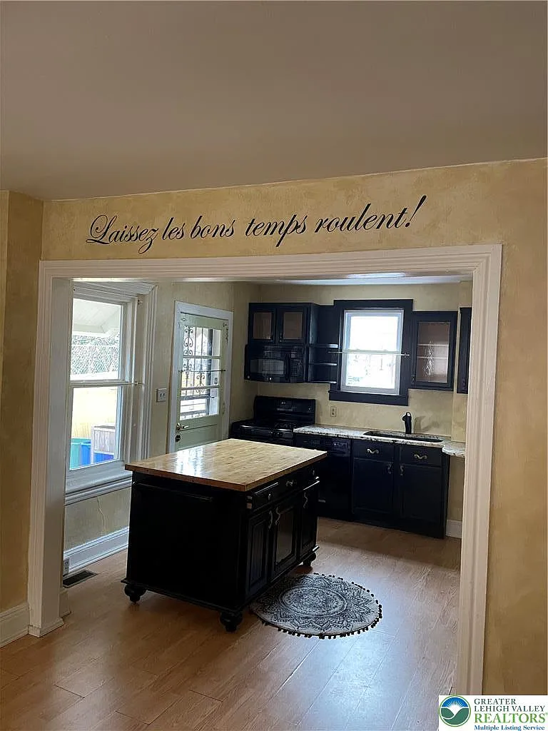 2 bed, 1.5 bath, 1020 sqft, $1,750 — Photo 3