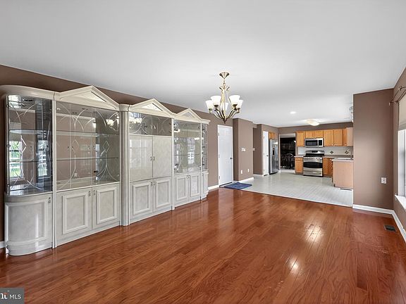 4th image of 28 Southall Ct