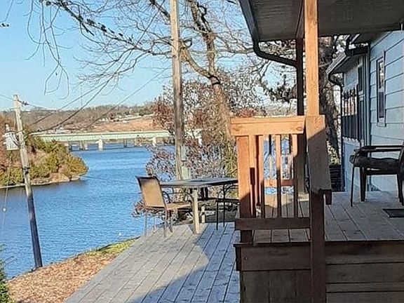 3rd image of 946 Palmer Ln