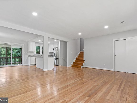 5th image of 203 Elpin Dr E