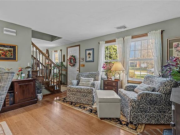 3rd image of 18 Sweetwater Dr