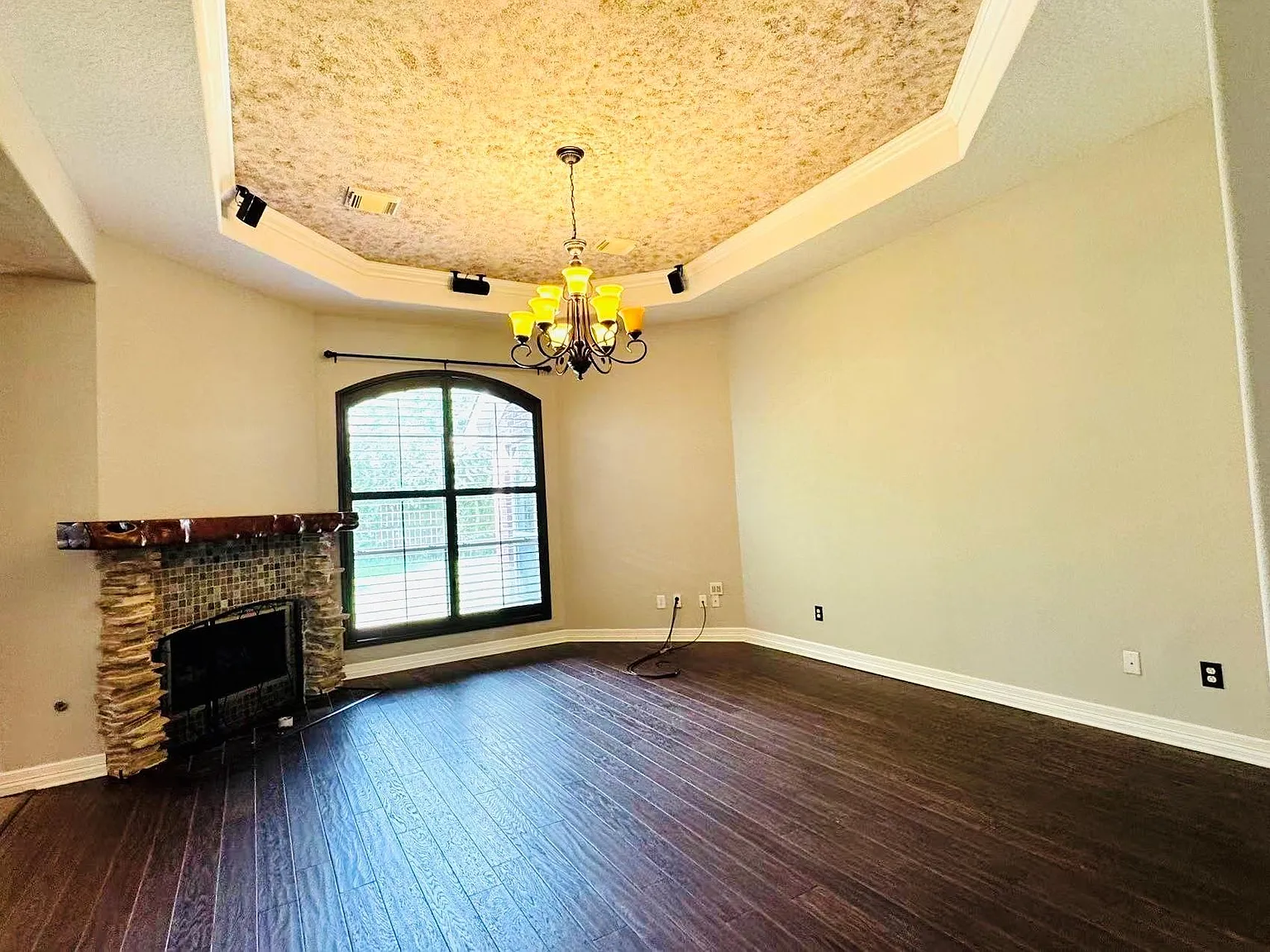 4 bed, 2.0 bath, 2214 sqft, $2,400 — Photo 4