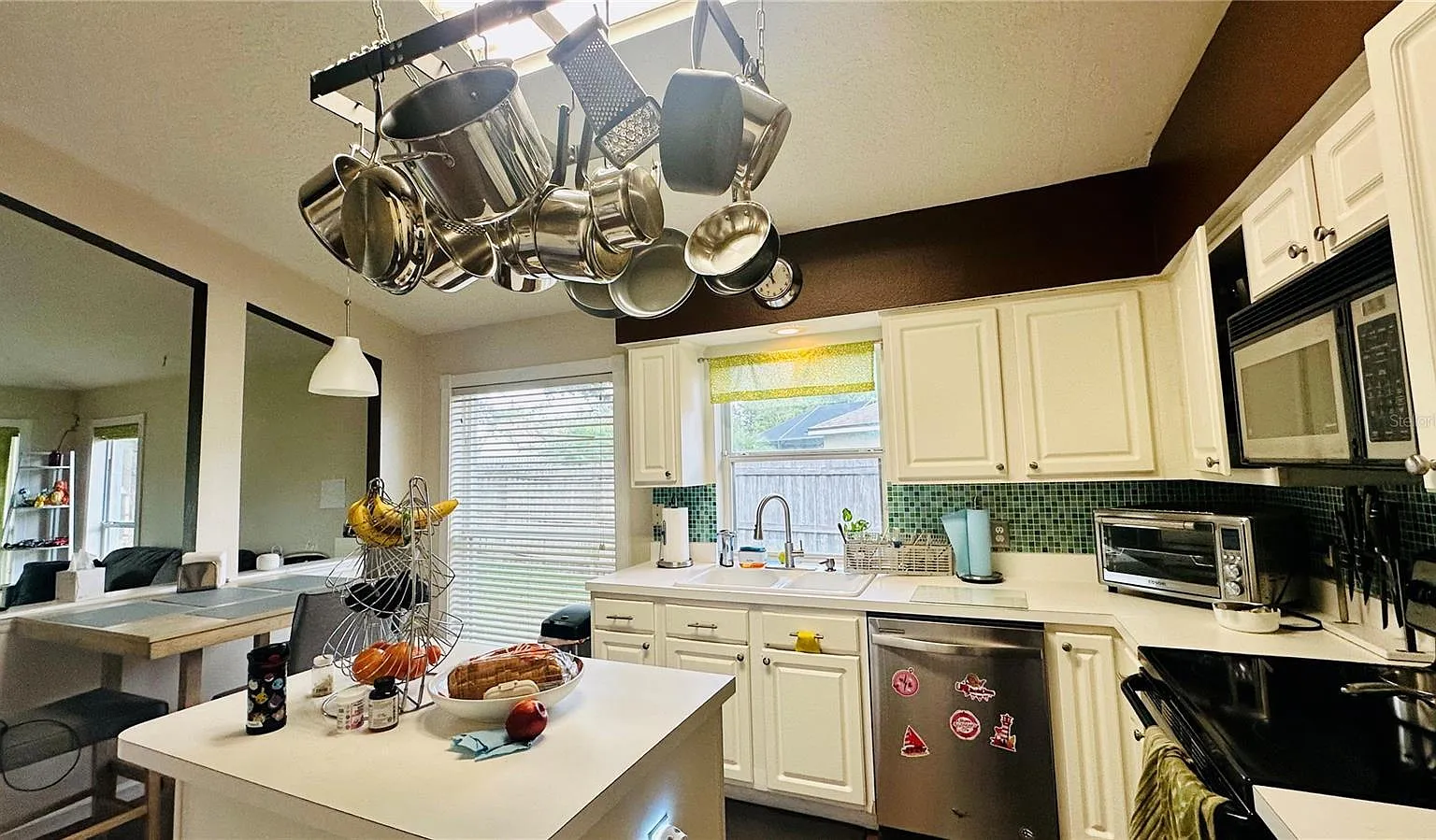 4 bed, 2.0 bath, 1913 sqft, $2,600 — Photo 3