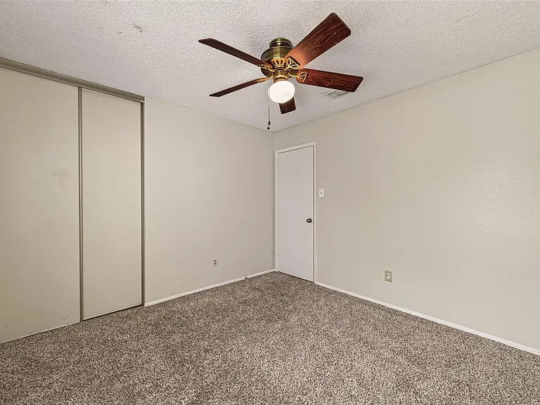 1818 Foxlake Dr — Photo 23