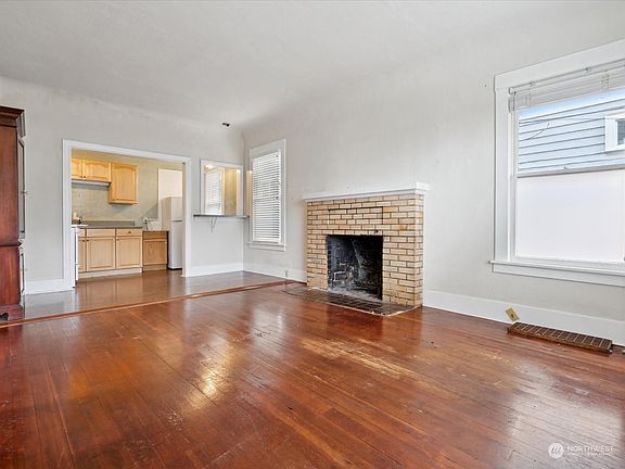 Unit 1 living room with fireplace>