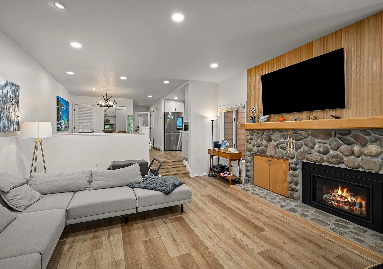 Rare Fully Remodeled 3-Bedroom McCloud Condo — Photo 3