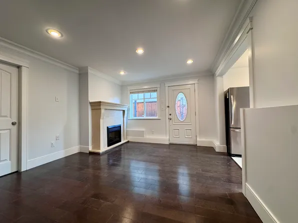 1230 W 22nd St, North Vancouver, BC V7P 2G1