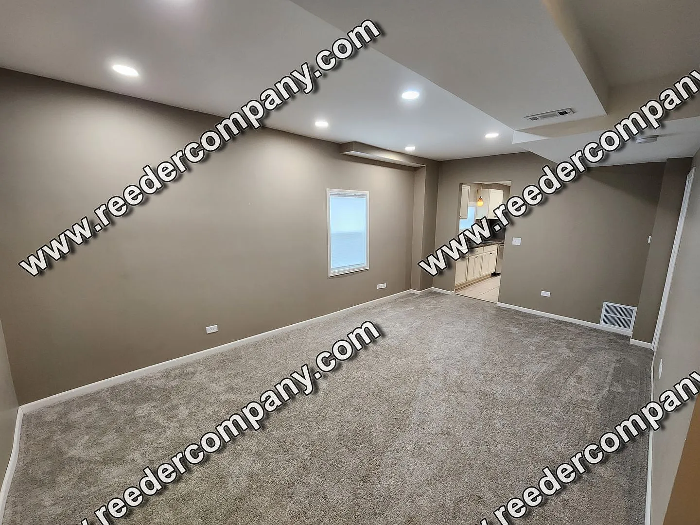 Spacious 2 bedroom 1 bath house near train station for easy commute. — Photo 2