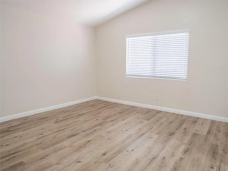 39547 Victoria St — Photo 13
