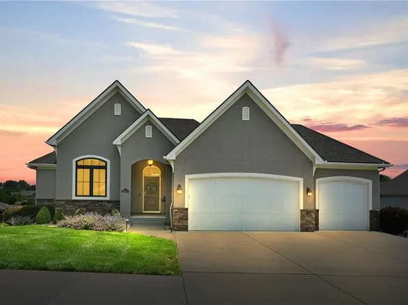 5865 S National Dr, Parkville, MO 64152