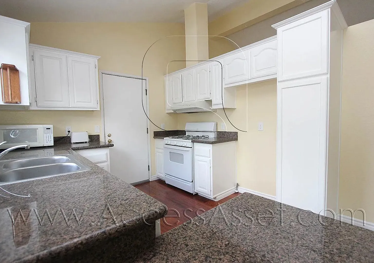 Spacious 3 Bedroom Home with Fenced Yard & Two-Car Garage in Lake Elsinore — Photo 2