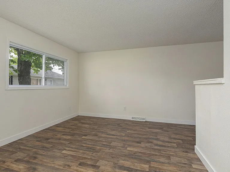 733 W College St #B — Photo 5
