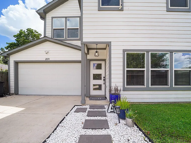 209 Blueberry St — Photo 2